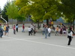 Des enfant jouant dans la cour de récréation
